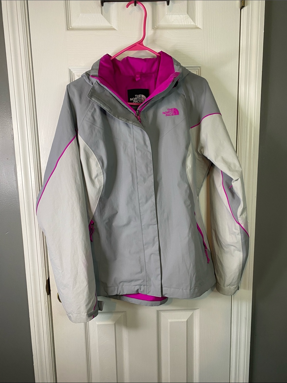 The North Face Women's Light Gray and Pink Ski Jacket Size Medium